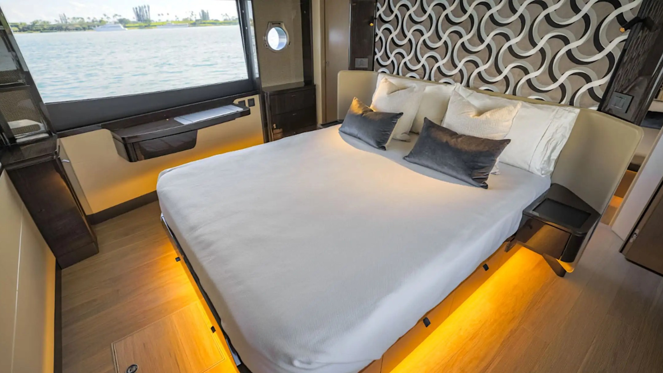 60' Absolute - Yacht Rental in Palm Beach, Florida