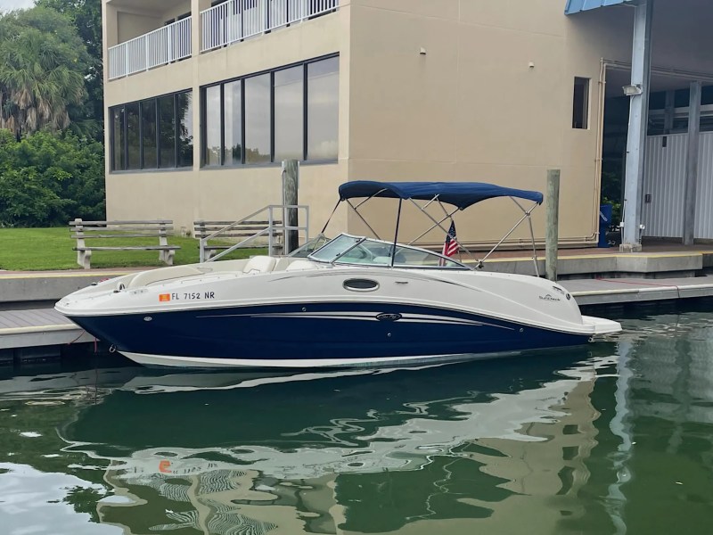 26′ Sea Ray boat at Miami dock ready for boarding