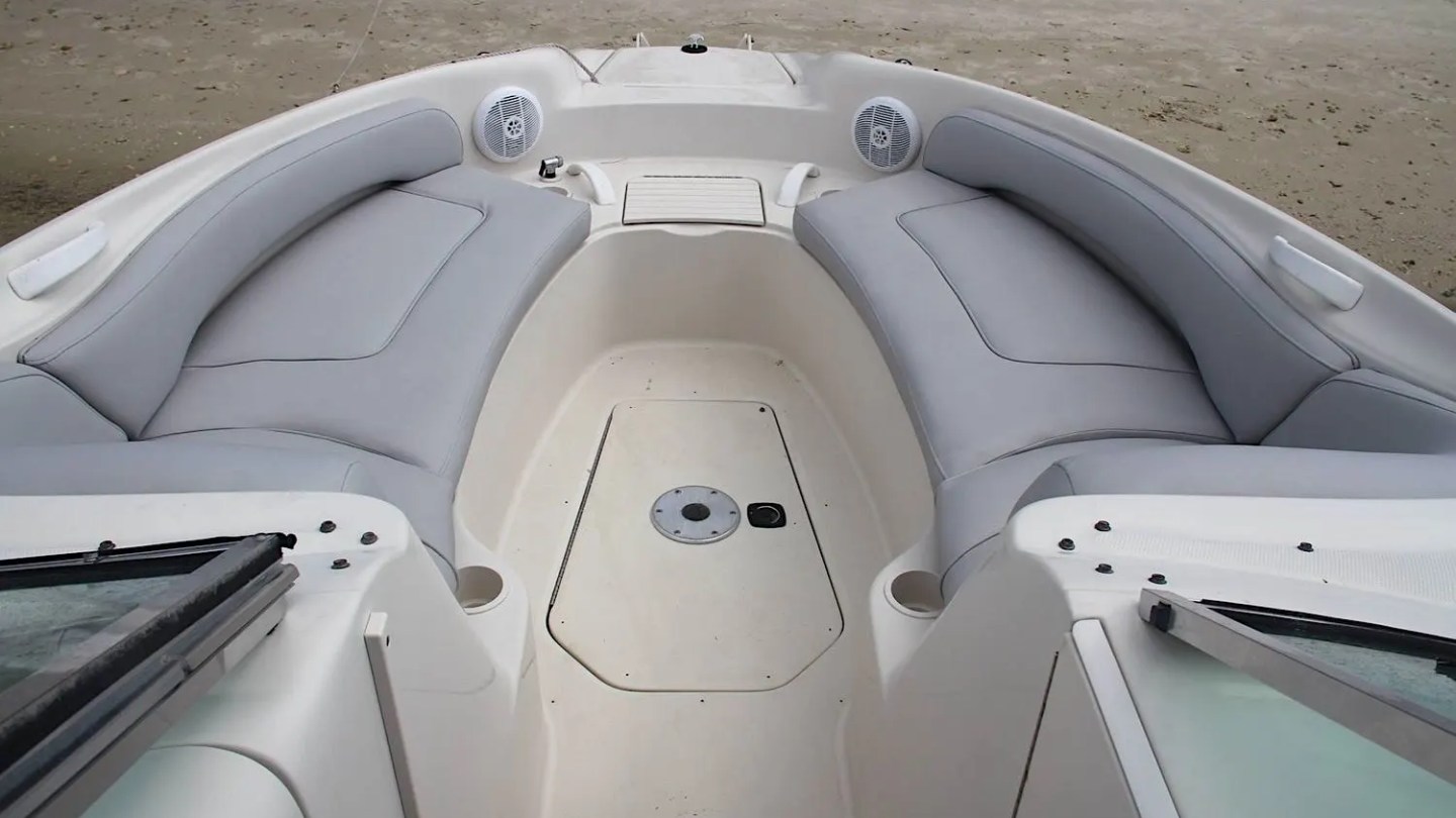 26′ Sea Ray boat cruising past Venetian Islands