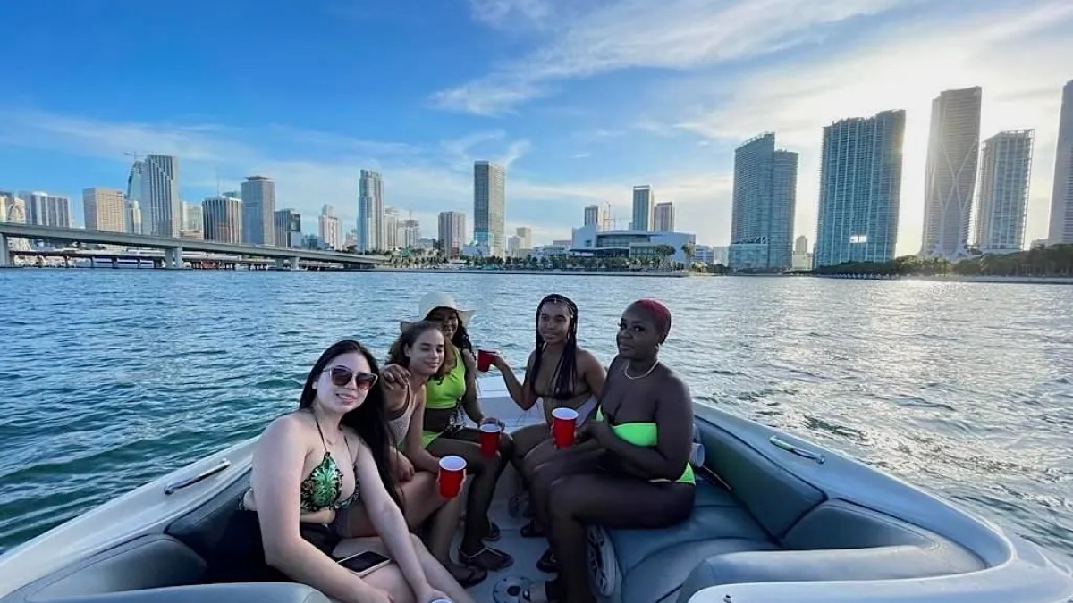 Action shot of 26′ Sea Ray boat on plane across blue water
