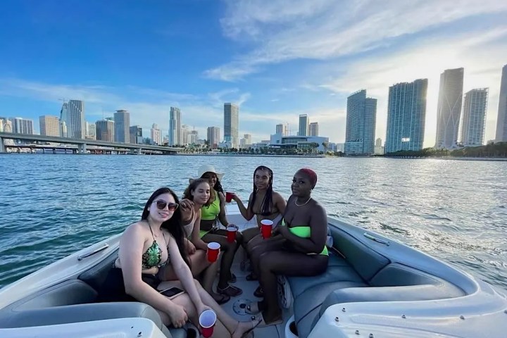 Action shot of 26′ Sea Ray boat on plane across blue water