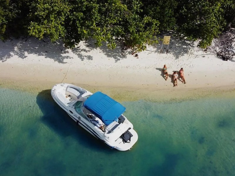 26′ Sea Ray boat at Haulover Sandbar with floating guests