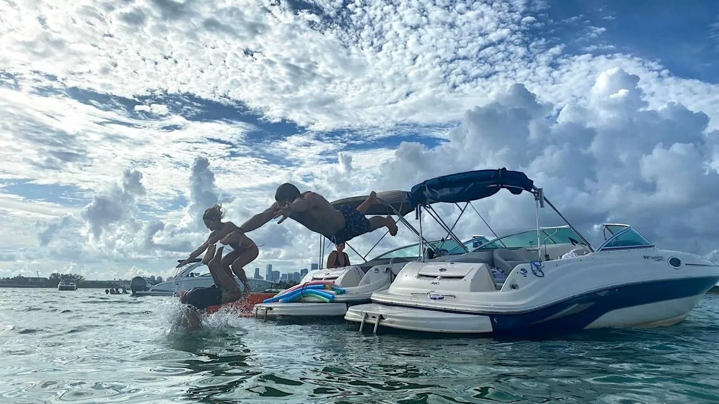 Rear swim platform of 26′ Sea Ray with ladder access