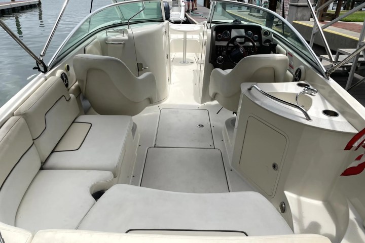 26′ Sea Ray boat at Miami dock ready for boarding