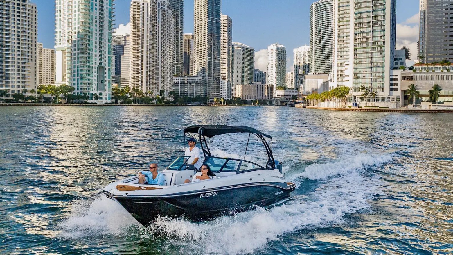 Forward cruising shot of 27′ Monterey Miami Beach