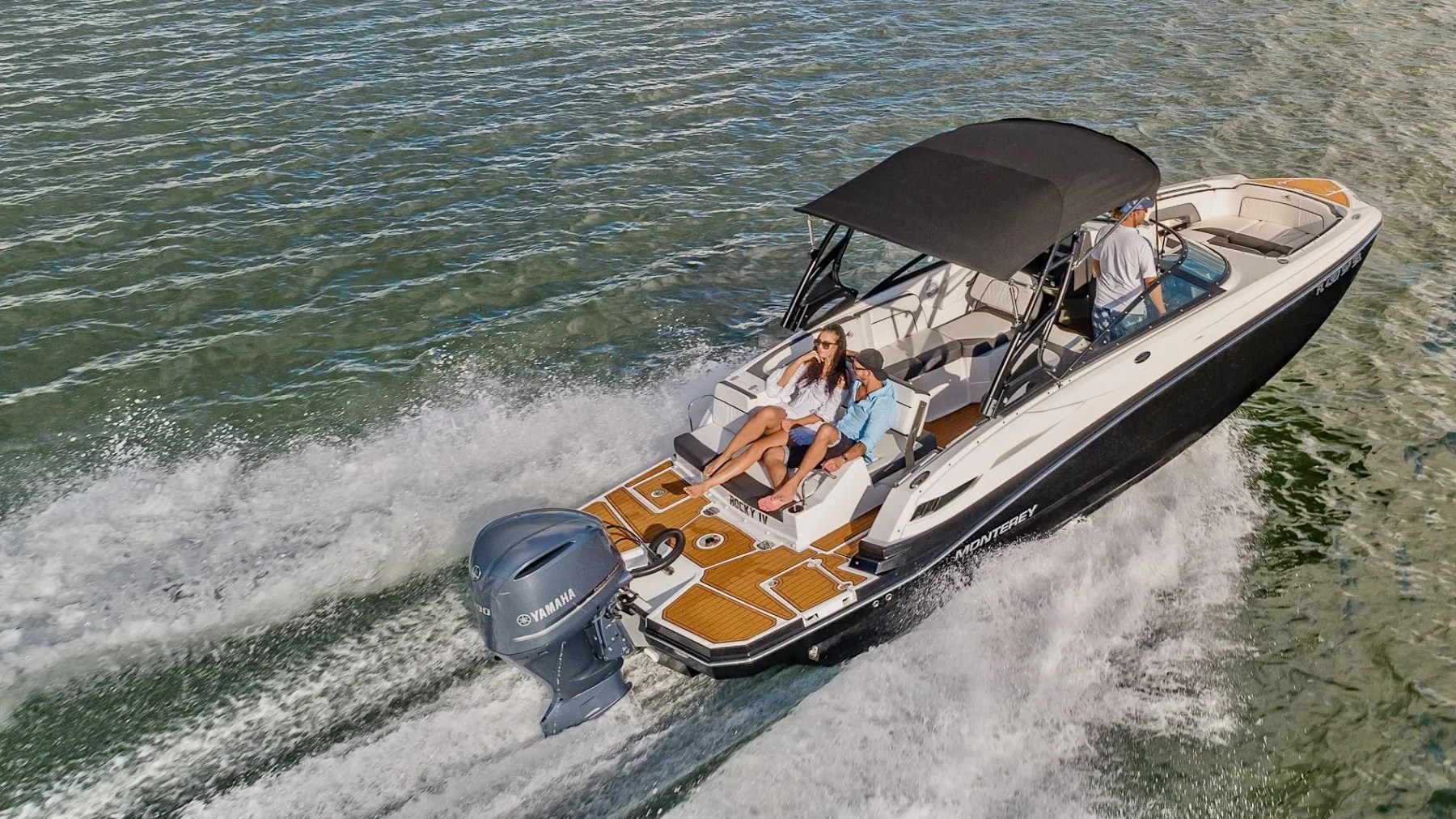 Underway profile of 27′ Monterey Miami Beach