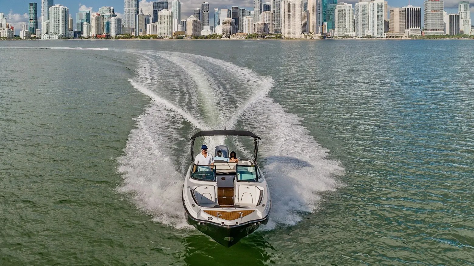 Hull detail mid-cruise on 27′ Monterey Miami Beach