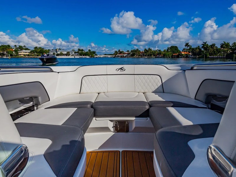 Aft lounge seating on 27′ Monterey Miami Beach