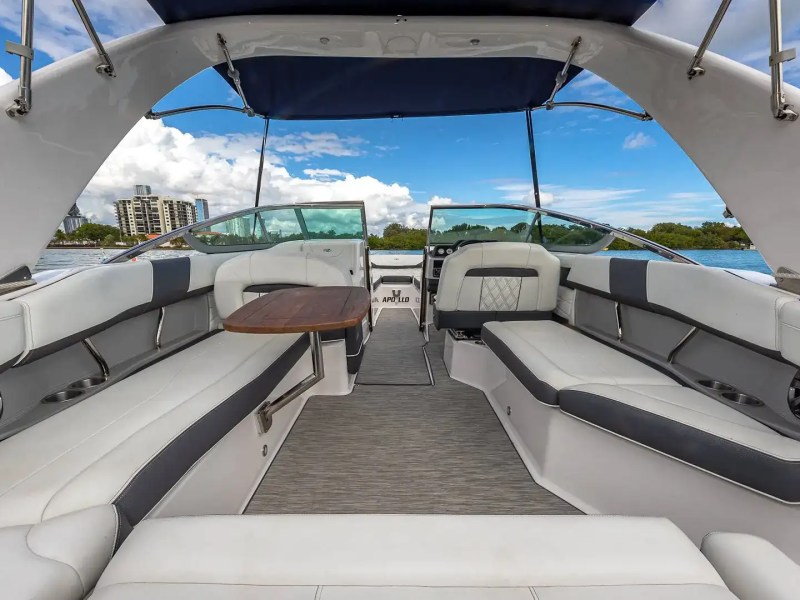 Aft cockpit lounge on 27′ Regal Miami Beach