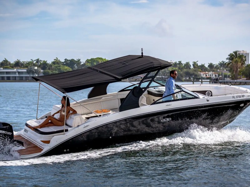 Underway cruising profile of 29′ Sea Ray Miami Beach