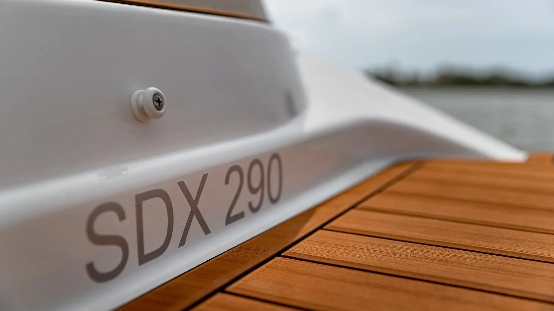 Sea Ray branding on stern of 29′ Sea Ray Miami Beach