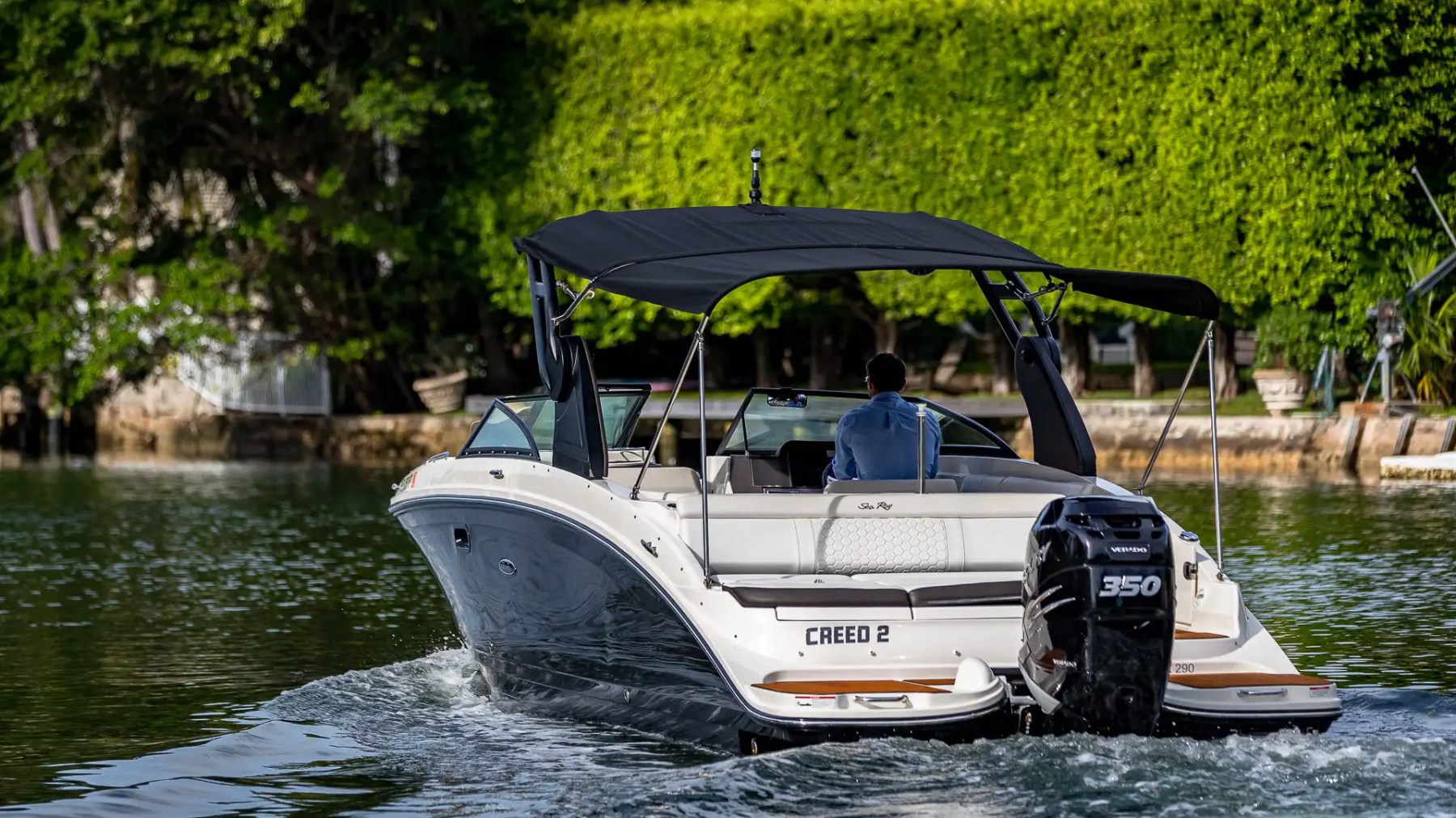 Aft cockpit lounge on 29′ Sea Ray Miami Beach