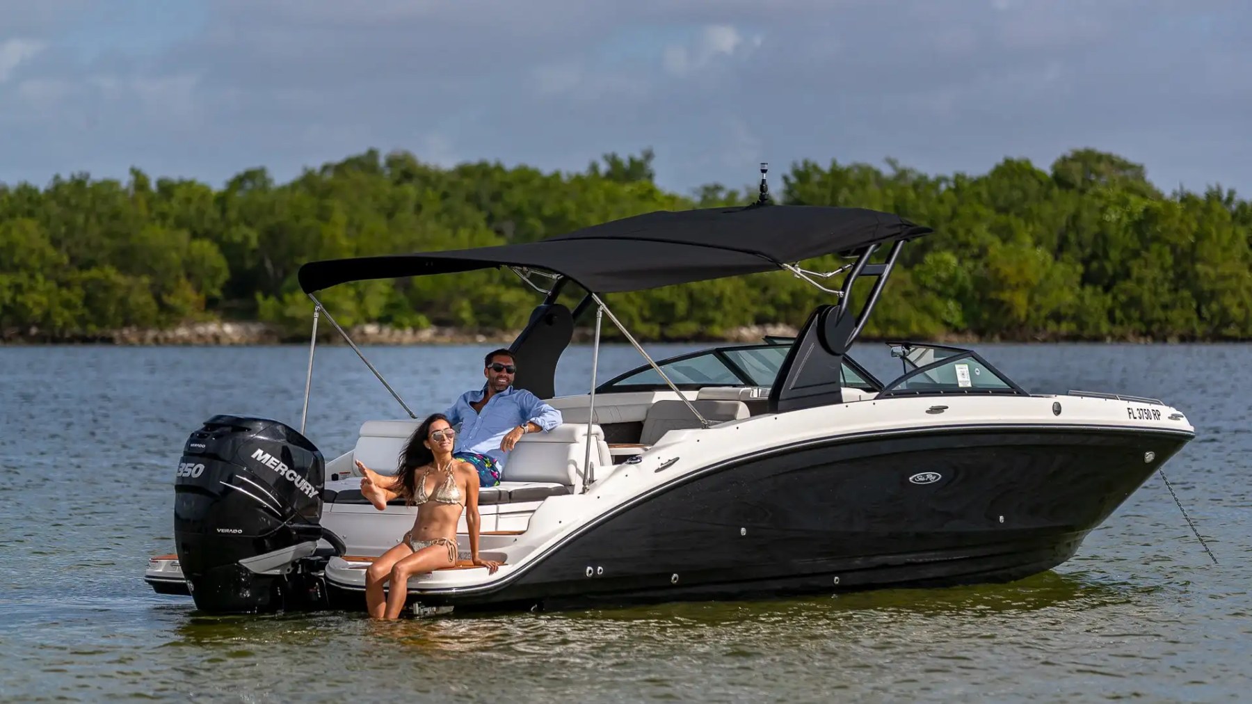 Underway cruising profile of 29′ Sea Ray Miami Beach