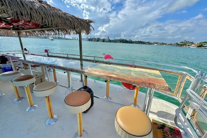 Side rail boarding with city backdrop on 30′ Tiki – Miami