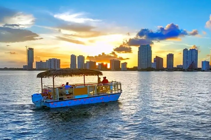 Miami skyline cruising view on 30′ Tiki – Miami