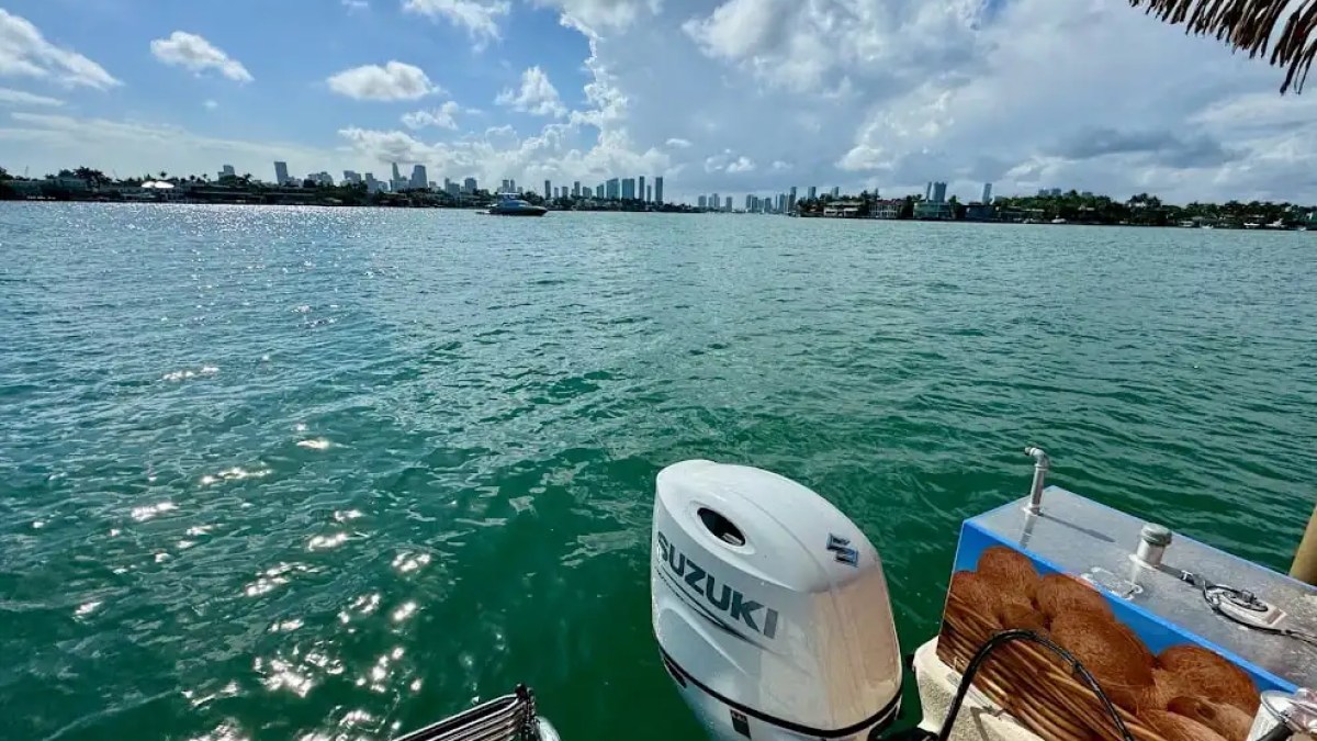 Swim platform with water access on 30′ Tiki – Miami