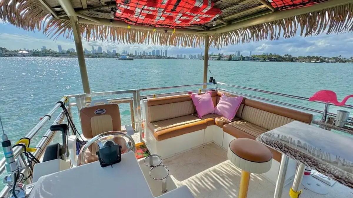 Tiki-hut bar under roof on 30′ Tiki – Miami