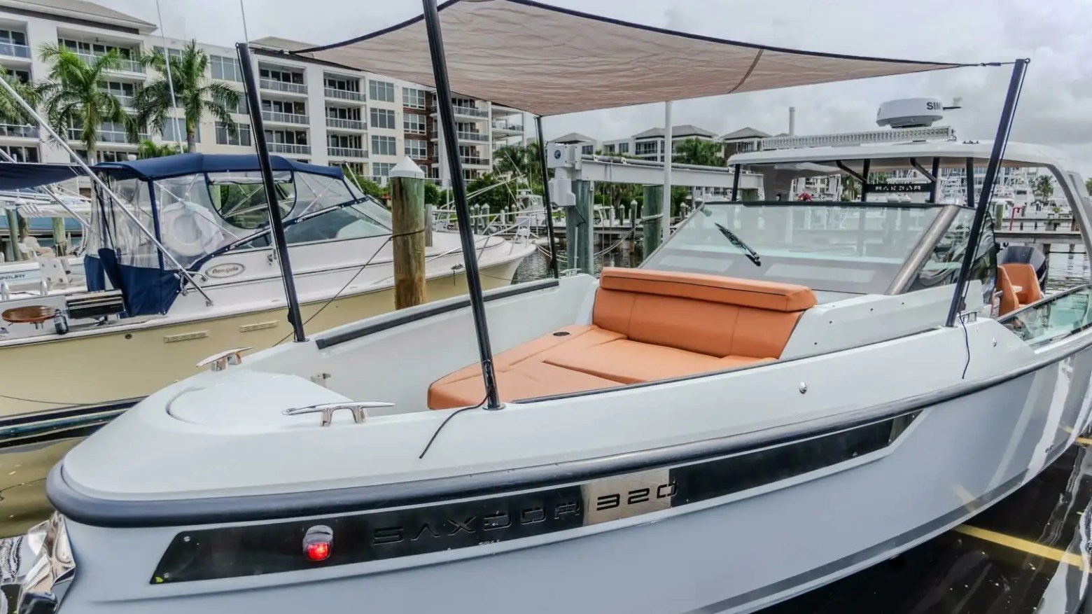 Top-down aerial of 32′ Saxdor Miami Beach