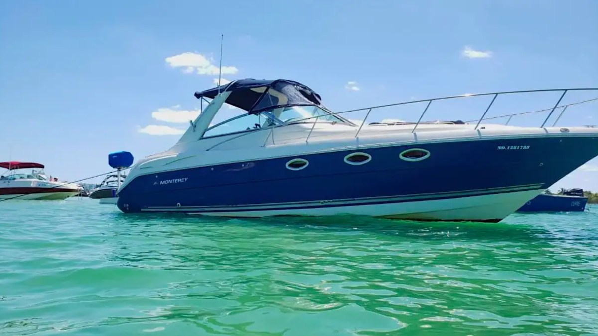 Forward cruising bow view on 36′ Monterey Miami Beach