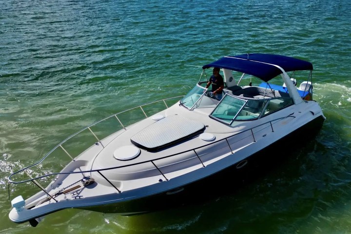 Stainless bow rail reflection on 37′ Monterey Miami