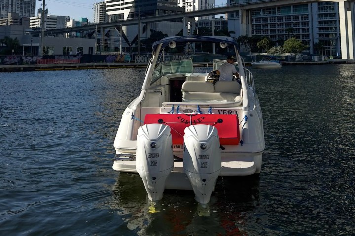 Swim platform of 37′ Monterey Miami