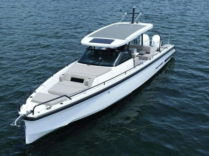 Bow wraparound seating on 38′ Axopar Miami