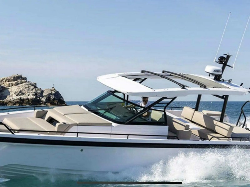 38ft Axopar boat Aventura side profile cruising