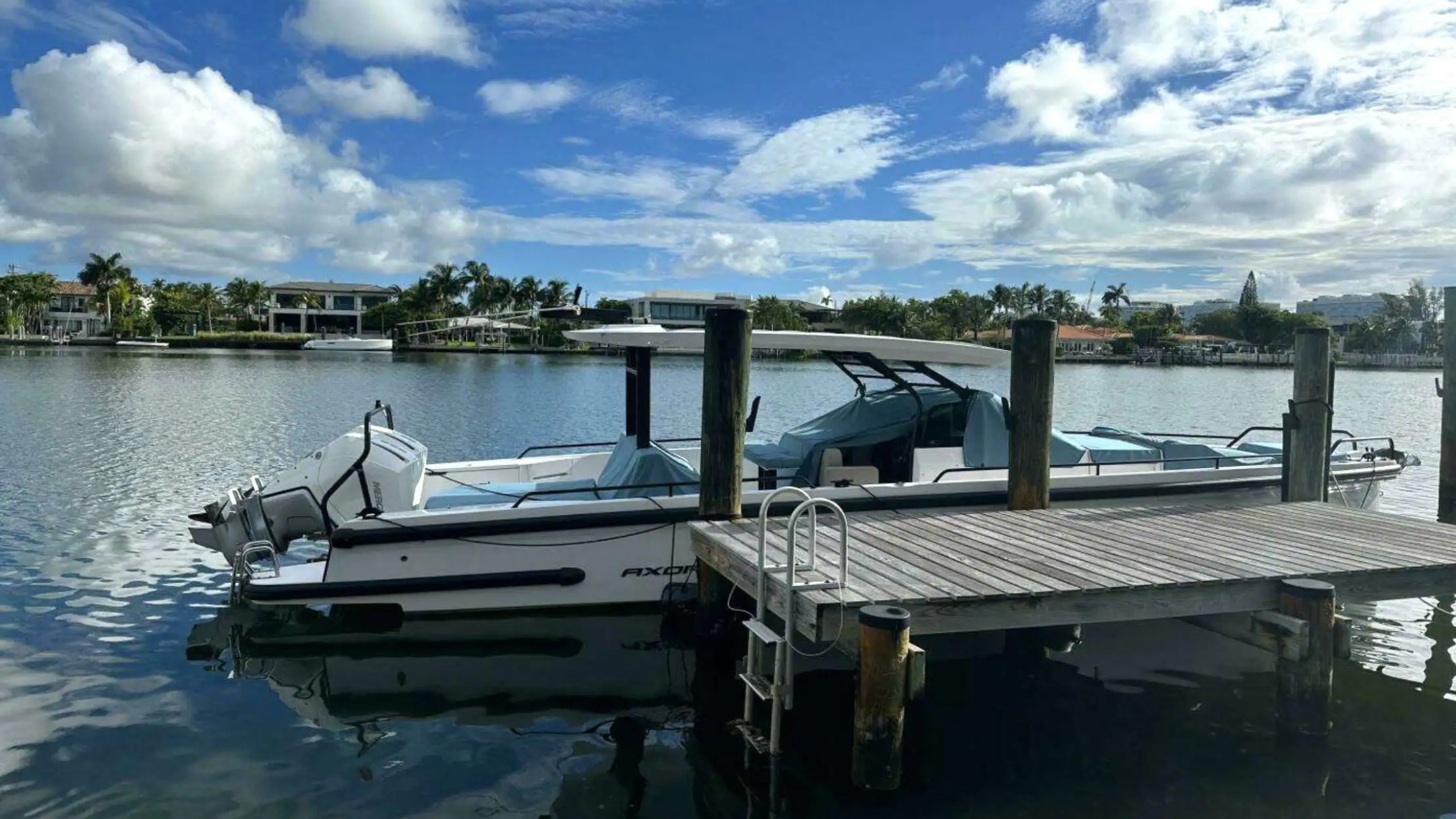 38ft Axopar boat Aventura boarding from marina