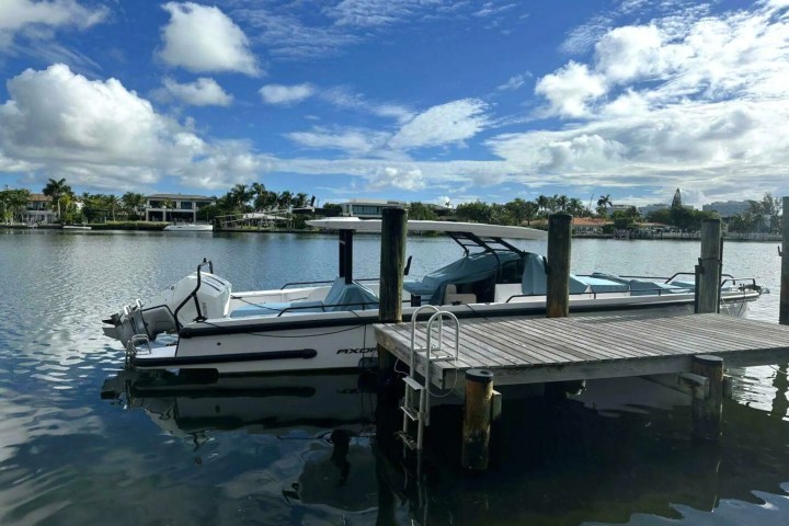 38ft Axopar boat Aventura boarding from marina