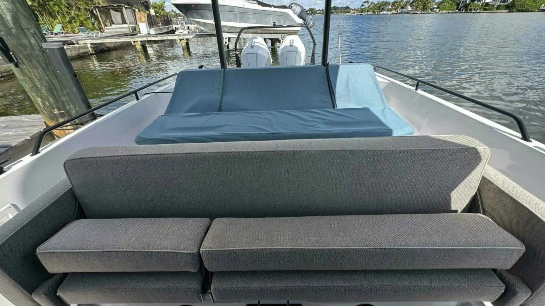 38ft Axopar boat Aventura aft seating benches for 6 guests
