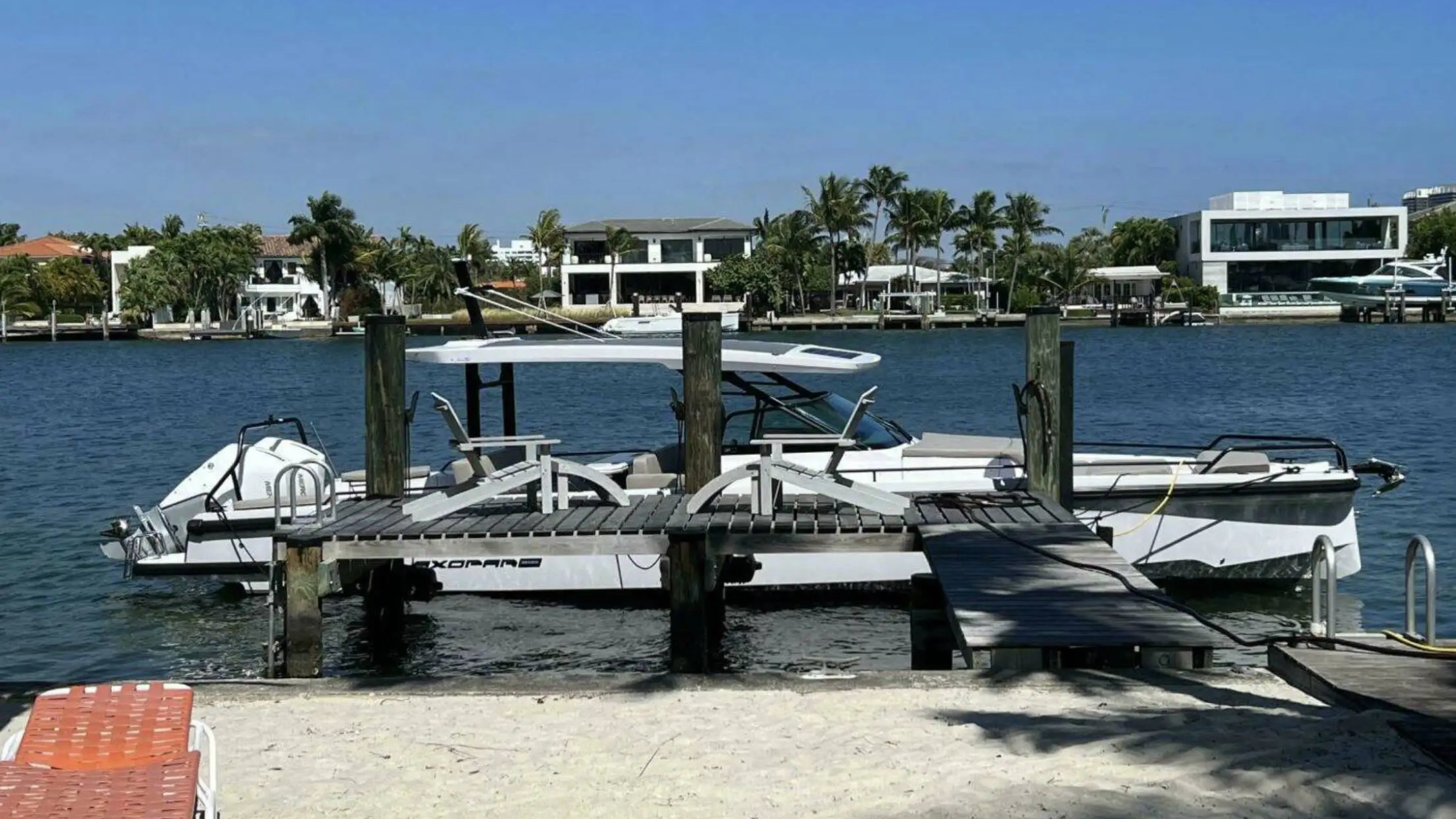 38ft Axopar boat Aventura walk-around side deck