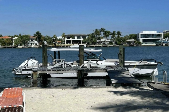 38ft Axopar boat Aventura walk-around side deck