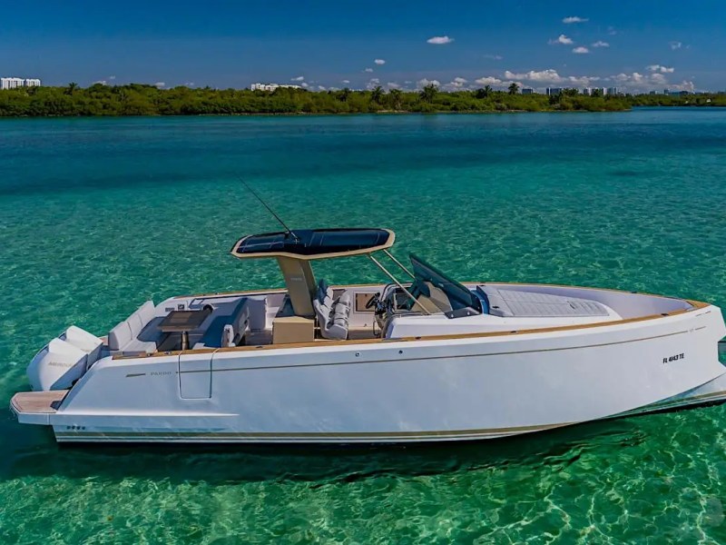 Hull detail underway on 38′ Pardo Miami Beach