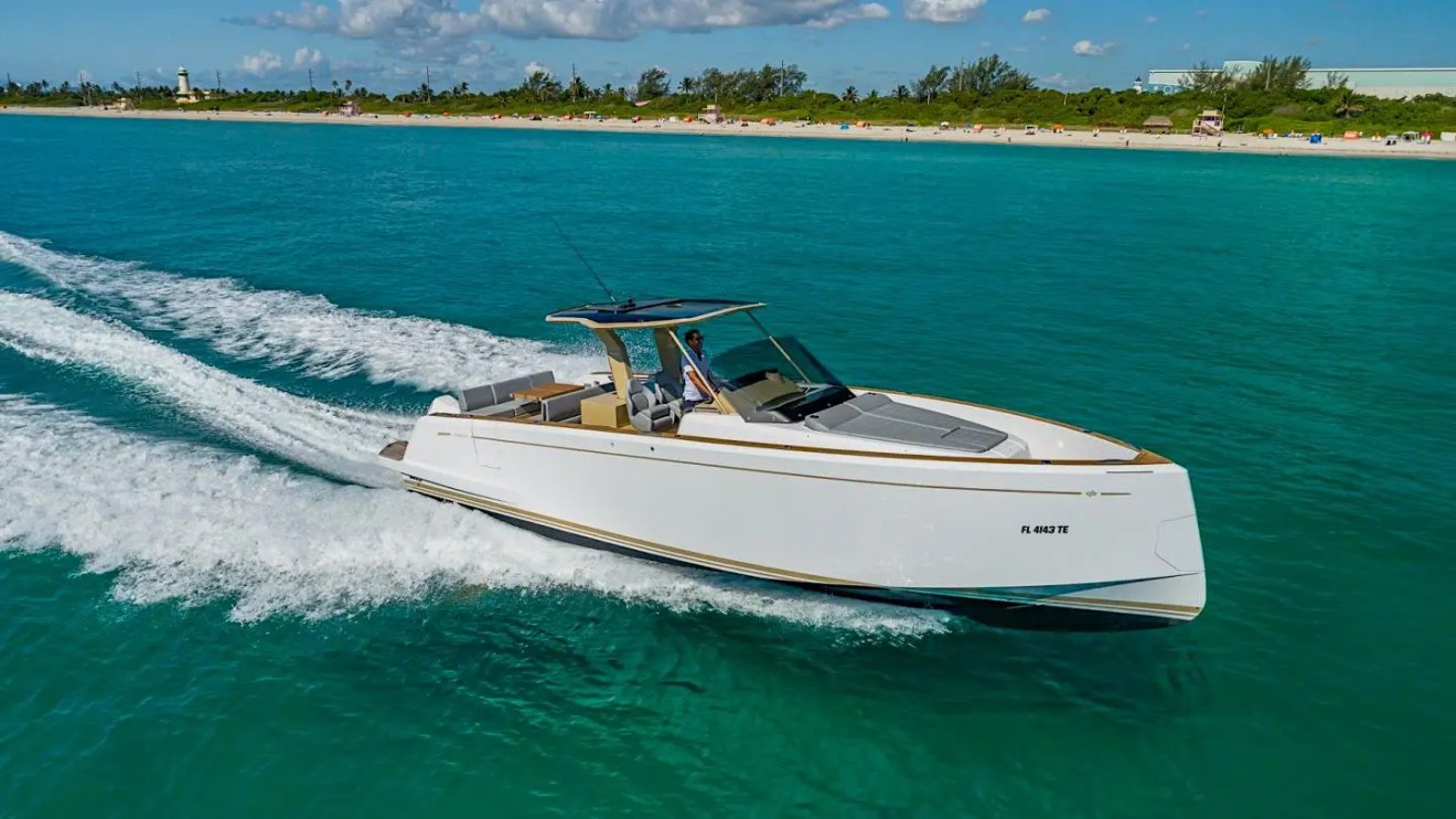 Underway cruising profile of 38′ Pardo Miami Beach