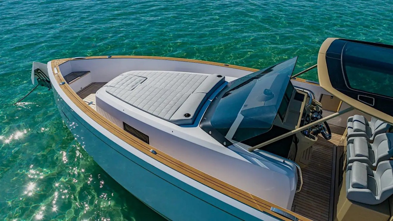 Bow seating on 38′ Pardo Miami Beach