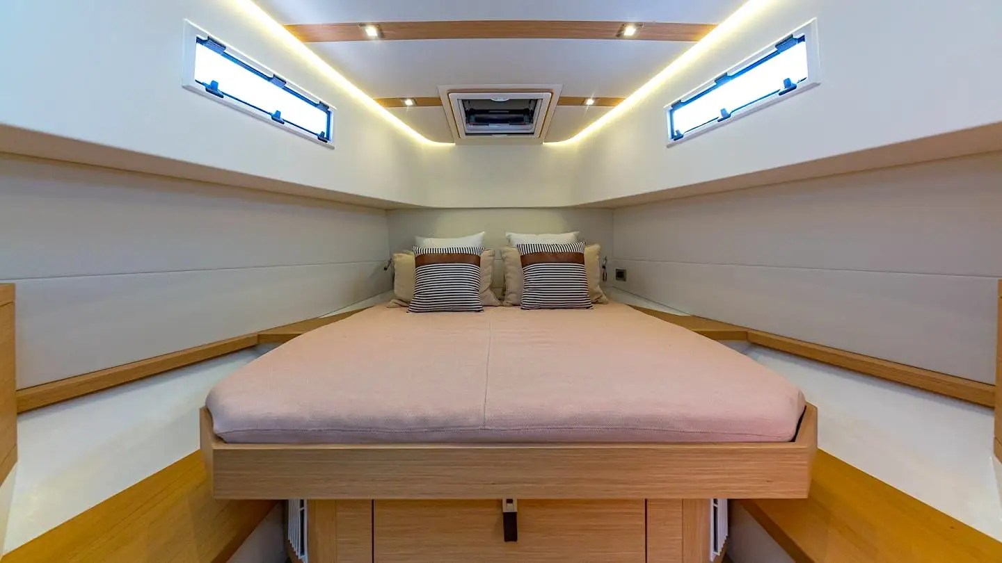 Cabin berth on 38′ Pardo Miami Beach