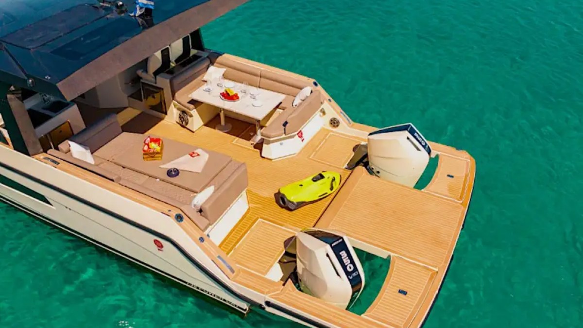 Swim platform at stern on 38′ Tesoro Miami