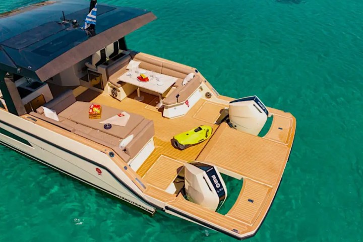 Swim platform at stern on 38′ Tesoro Miami