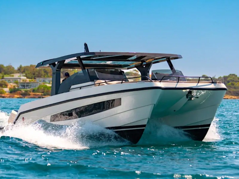 Wake trail view behind hull on 38′ Tesoro Miami