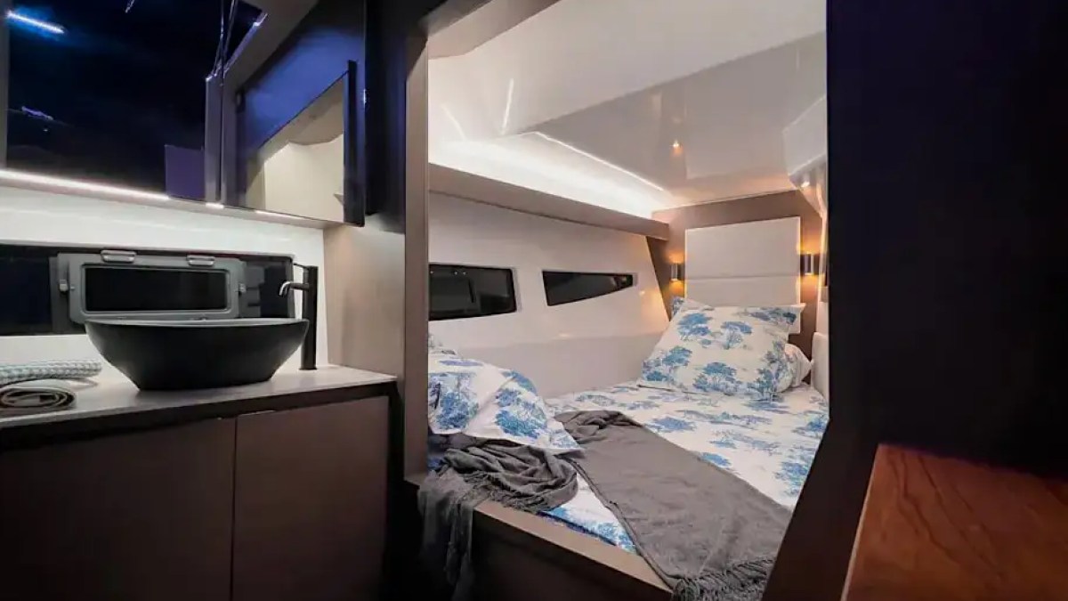 Cabin berth on 38′ Tesoro Miami
