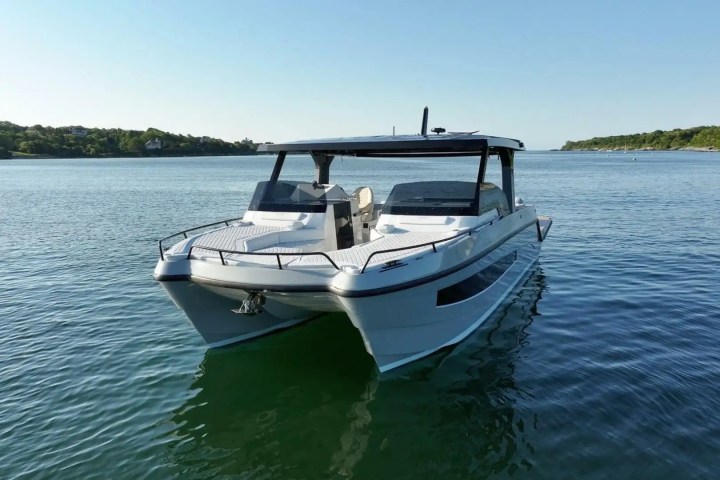 Top-down bow drone shot on 38′ Tesoro Miami