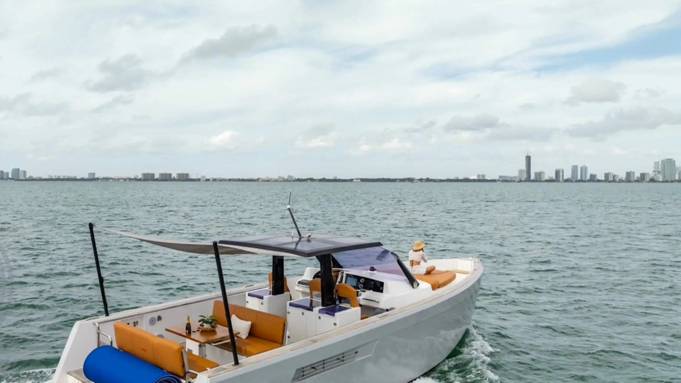 Underway cruising profile of 40′ Fjord Miami Beach