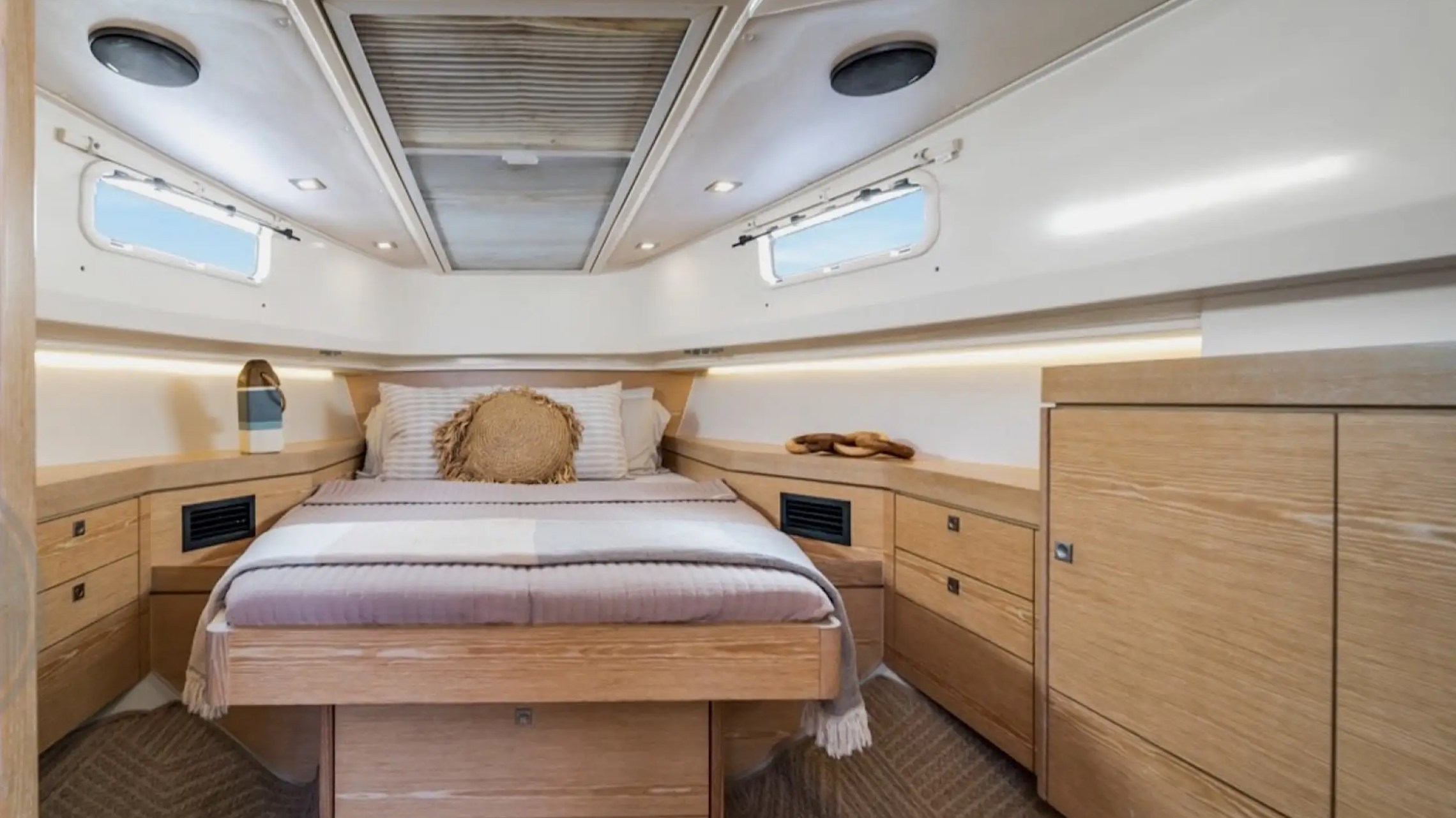 Cabin berth on 40′ Fjord Miami Beach