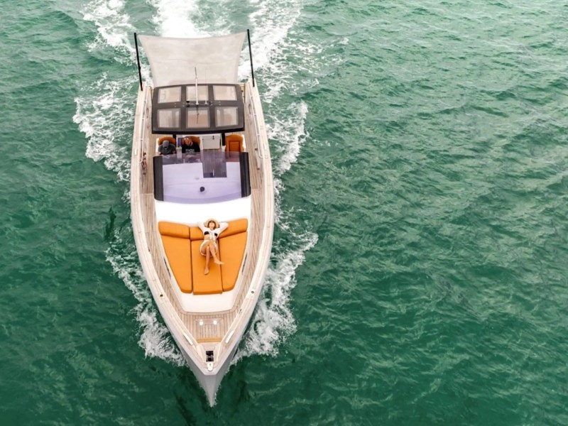 Hull detail underway on 40′ Fjord Miami Beach