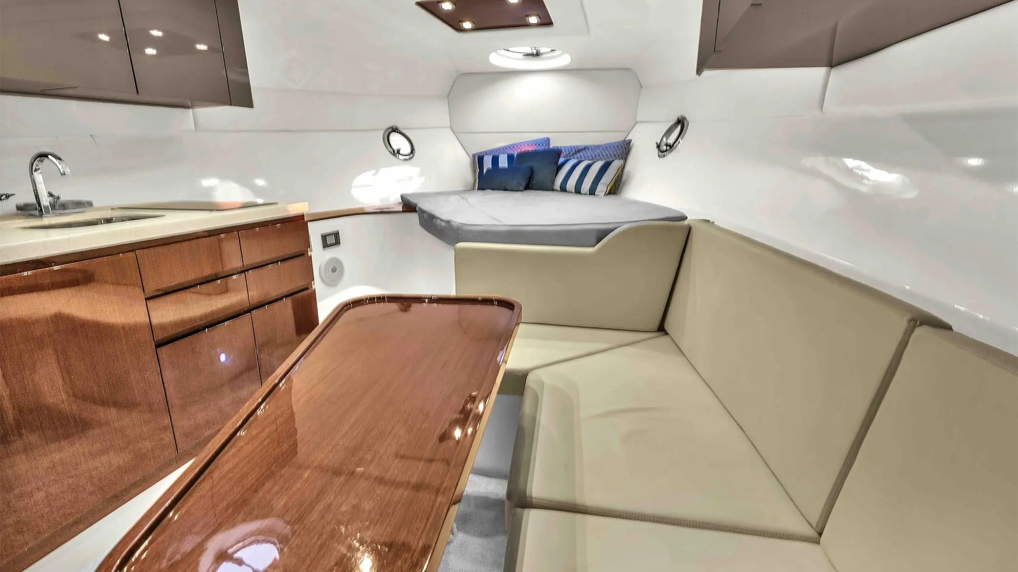 Master cabin berth 40′ Schaefer Miami