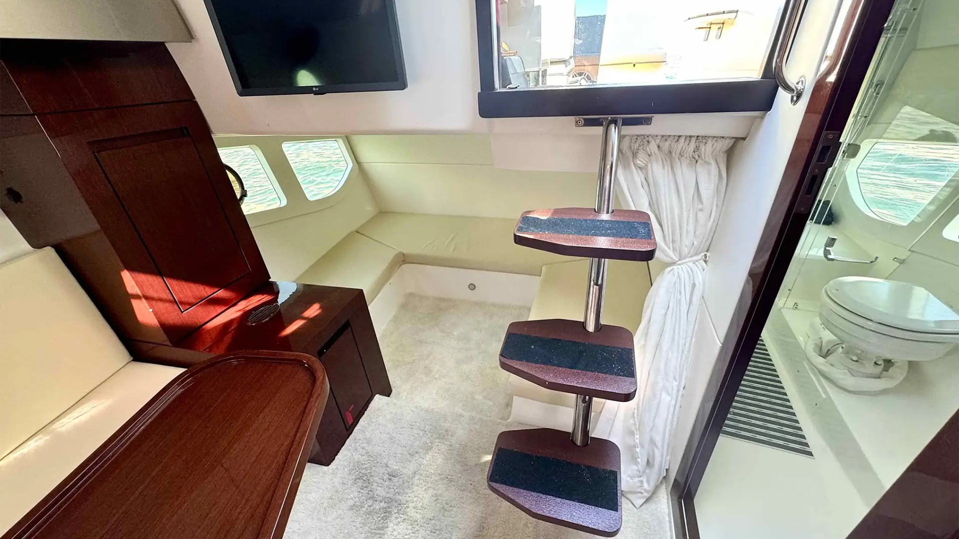 Guest cabin berth on 40′ Schaefer Miami