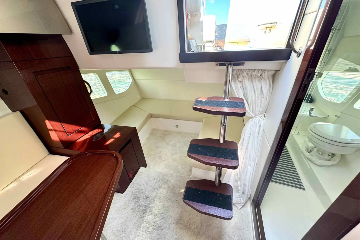 Guest cabin berth on 40′ Schaefer Miami