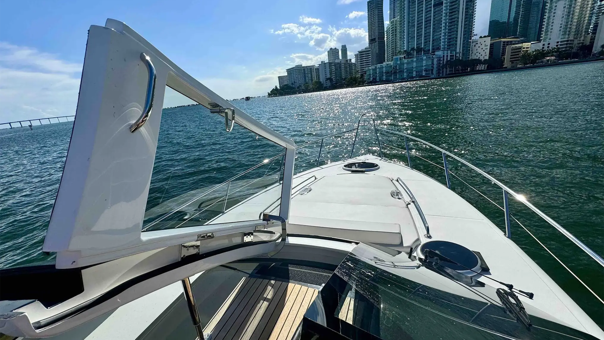 Bow seating facing coastline on 40′ Schaefer Miami