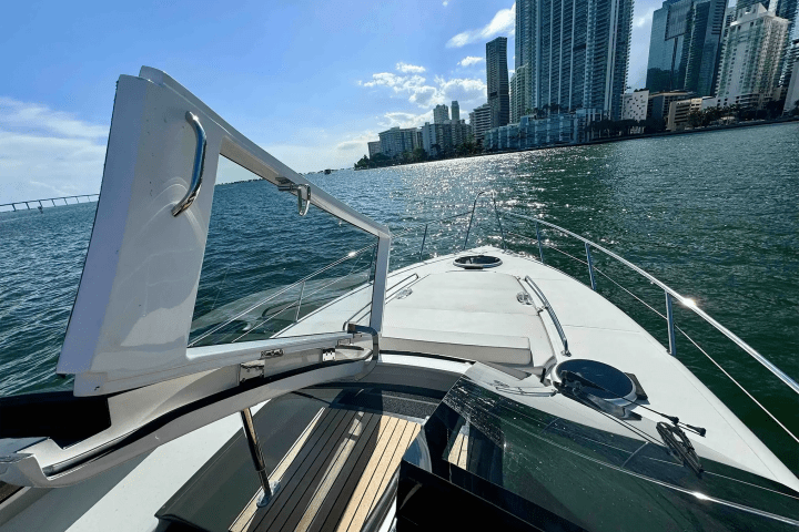 Bow seating facing coastline on 40′ Schaefer Miami
