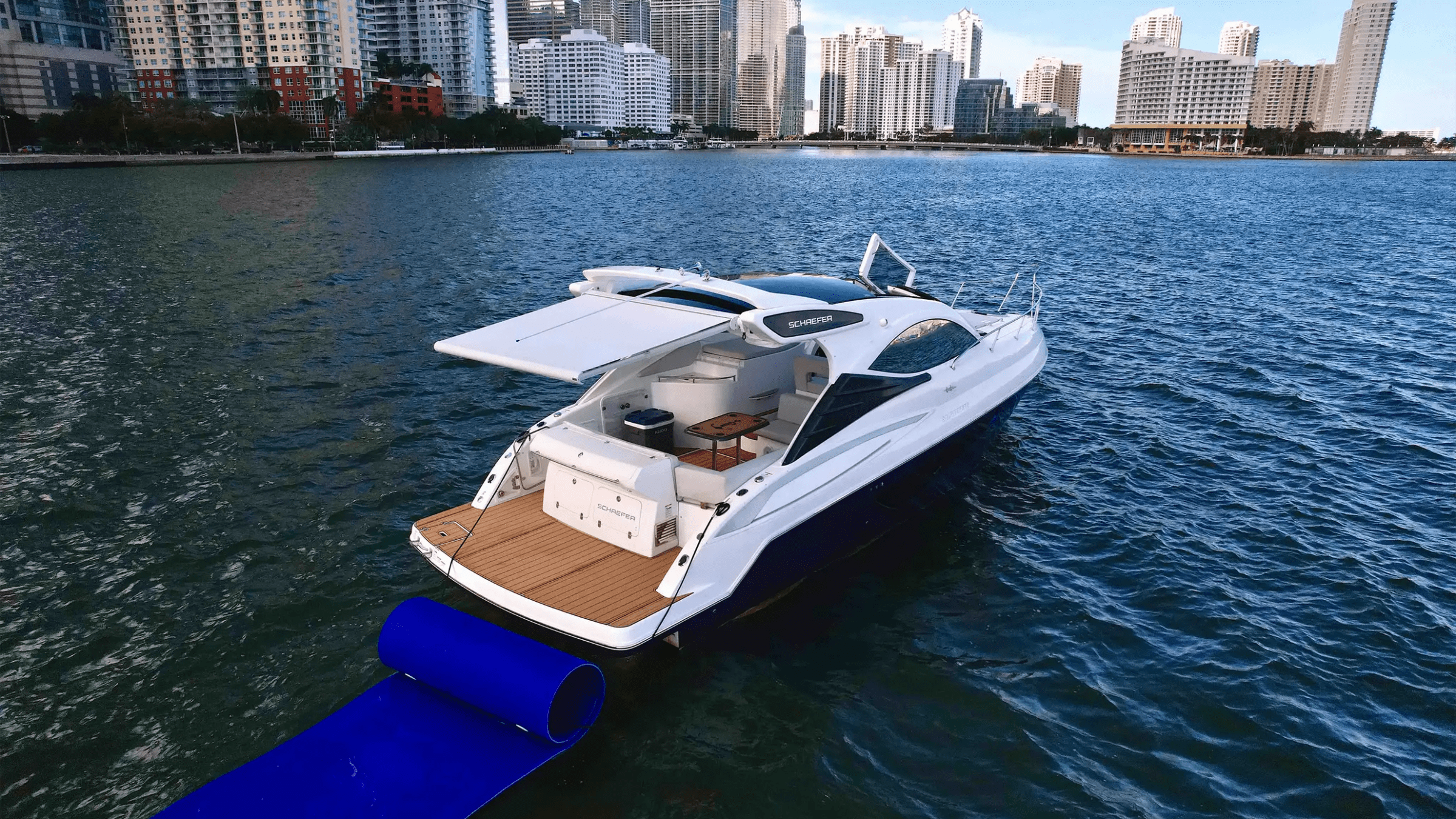 Top-down drone bow view on 40′ Schaefer Miami